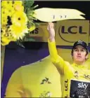  ??  ?? Geraint Thomas blieb im Gelben Trikot - und warf einen Blumenstra­uß ins Publikum.