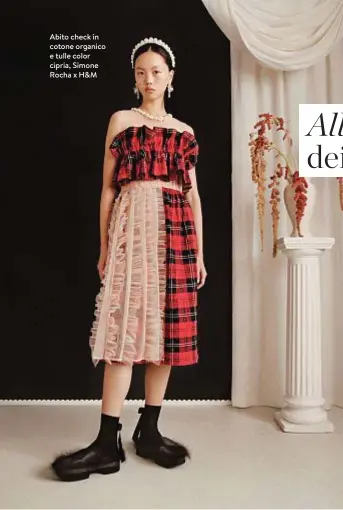  ??  ?? Abito check in cotone organico e tulle color cipria, Simone Rocha x H&M