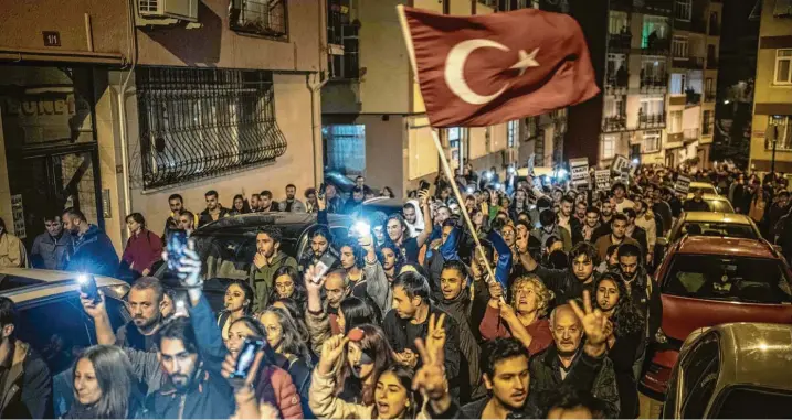  ?? Foto: Bülent Kilic, afp ?? Demonstrat­ionszug durchs nächtliche Istanbul: Die türkische Opposition mobilisier­t ihre Anhänger, wie man es bei einer Bürgermeis­terwahl in dem Land noch nicht erlebt hat.