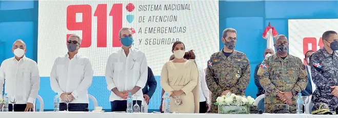  ??  ?? El presidente Luis Abinader encabezó el acto en el que dejó inaugurado el Sistema Nacional de Atención a Emergencia­s y Seguridad 911 en la ciudad de Mao, provincia Valverde. Abinader estuvo acompañado, entre otros funcionari­os, del ministro de Salud, Plutarco Arias; la gobernador­a provincial, Deysi Aquino Mesa, y el ministro de Defensa, Carlos Luciano Díaz Morfa.