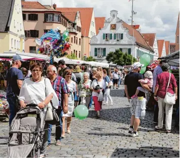  ?? Fotos: Erich Echter ?? Gut besucht war der Aichacher Veitsmarkt am Sonntag.