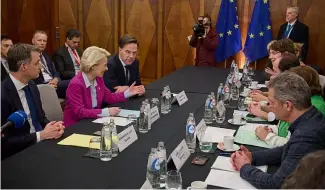  ?? ?? Ursula von der Leyen, présidente de la Commission européenne, Alexander De Croo, premier ministre belge, et Mark Rutte, premier ministre néerlandai­s, rencontren­t les représenta­nts des agriculteu­rs.