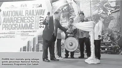  ??  ?? PAIRIN (kiri) memalu gong sebagai gimik perasmian National Railway Awareness Programme Zon Sabah.