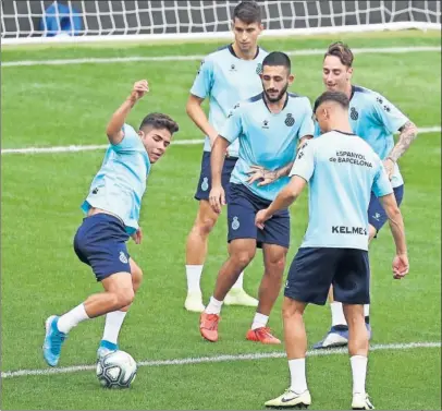  ??  ?? PREPARADOS. Los jugadores se entrenaron ayer por la tarde en el escenario del encuentro.