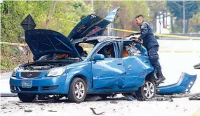  ??  ?? “Coche bomba”. Un vehículo explotó el domingo en la mañana en la carretera al puerto de La Libertad. Dos agente CAM de Santa Tecla fueron lesionados.