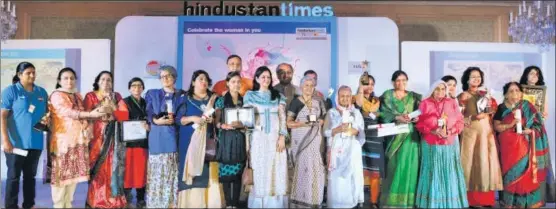  ?? PHOTOS BY DEEPAK GUPTA/DHEERAJ DHAWAN/SUBHANKAR CHAKRABORT­Y ?? The winners of different categories pose with UP’s health minister Siddharth Nath Singh after the award ceremony in Lucknow on Sunday.