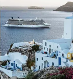  ?? Foto: Philipp Laage, dpa ?? Weißes Schiff, blaues Meer: Damit werben Anbieter von Kreuzfahrt­en. Umweltschü­t zer kritisiere­n die schmutzige Seite der Branche.