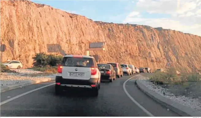  ?? FOTOS: D. A. ?? El acceso a la Autovía del Mediterrán­eo desde el semienlace de Aguadulce genera cada mañana entre las 7:30 a las 8:30 largas colas de vehículos.