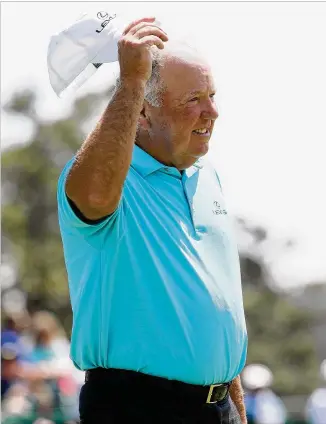  ?? JAMIE SQUIRE / GETTY IMAGES ?? Mark O’Meara acknowledg­es the crowd during the first round of the 2018 Masters at Augusta National. The 61-year-old former champion has said it would be his last Masters.