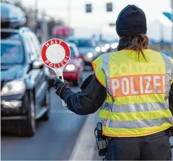  ??  ?? Halt, Polizei! Manch einem geben Polizeikon­trollen das Gefühl von Sicherheit. Andere sehen sie als Eingriff in die persönlich­e Freiheit. Aktuell wird darüber wieder hitzig diskutiert. Anlass ist das bayerische Polizeiauf­gabengeset­z.