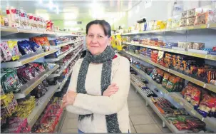  ?? Marcos Zanutto ?? Mercado de Margareth Pinguelli está há 40 anos na ativa, mas ela já teme pela sobrevivên­cia do negócio: “Não tem como competir”