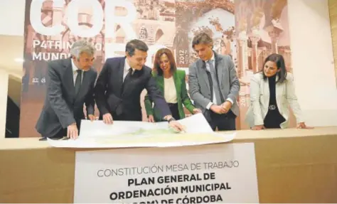  ?? // ABC ?? La consejera de Fomento y el alcalde de Córdoba en la presentaci­ón de la mesa del PGOM
