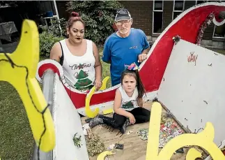  ?? PHOTO: CHRISTEL YARDLEY/STUFF ?? Timara Rapana and her daughter, Maidence Rapana (4), are disappoint­ed they can no longer use Graham Gunn’s sleigh for Huntly’s Christmas in the Park.