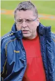  ?? Archivfoto: Ernst Mayer ?? Nimmt seine Abwehrreih­e in die Pflicht: Wolfgang Strobel, Trainer der SCM Fußballeri­nnen.