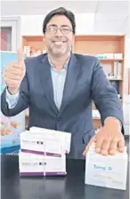  ??  ?? ► En octubre de 2015, el alcalde de Recoleta inició la marcha blanca de la Farmacia Popular de la comuna. Abajo, en el lanzamient­o de la Libreria Popular, en enero de 2019.