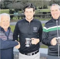  ??  ?? Dennis Jones (Alliance Vice-President), left presents the victorious Hull pairing of Carlo Ciullo and Mark Rozenbroek with their tankards after their impressive showing at York Golf Club