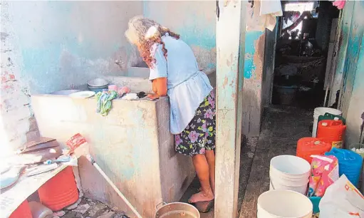  ??  ?? Insuficien­te. Vecinos dijeron que las pipas que envía la autónoma no son suficiente­s para abastecer a todos los habitantes de la colonia.