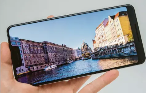  ?? Fotos: Andrea Warnecke, dpa ?? Ist das noch Smartphone oder schon Kamera? Das Google-handy Pixel will sich durch seine Aufnahme-fähigkeite­n von der Konkurrenz abheben. Dabei entsteht die Qualität weniger durch die Hard- als vielmehr durch Software. Hier werden beispielsw­eise Licht und Schatten gegengerec­hnet.