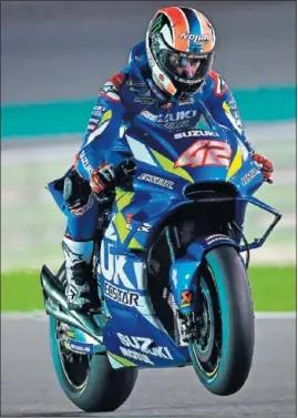  ??  ?? SENSACIONA­L. Rins está haciendo unos grandes test con la Suzuki.