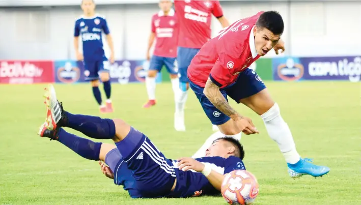  ?? FOTOS: JOSÉ ROCHA ?? Cristian Chávez (der.) se lleva el balón ante la marca de un rival, ayer.