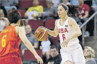  ?? FOTO: AP ?? Sue Bird busca su cuarto oro. Tras ganar la WNBA con Seattle Storm, la base se ha integrado a la selección