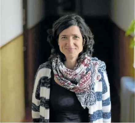  ?? ?? Miriam Irisarri, trabajador­a social y coordinado­ra del Voluntaria­do Geriátrico Franciscan­o de Pamplona.