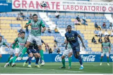  ?? UCAM MURCIA ?? El delantero Diego Cervero salta para intentar rematar un balón de cabeza.