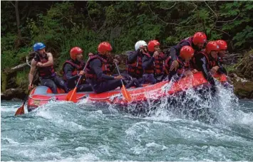  ?? Foto: Dirk Sing ?? Waren voll bei der Sache und hatten sichtlich ihren Spaß: Die Profis des FC Ingolstadt haben auf der 14 Kilometer langen Fluss Abfahrt (fast) alles im Griff.