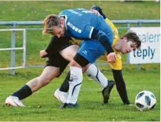  ?? Foto: Lode ?? Ein zähes Ringen mussten Tom Grimbacher (rechts) und der TSV Diedorf veranstalt­en, um den FC Emersacker (links Christian Gebele) in Schach zu halten.