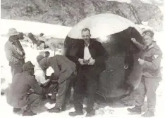  ??  ?? Ende einer Irrfahrt auf dem Gletscher: In dieser Aluminiumk­ugel mit einem Durch messer von 2,10 Meter saßen Auguste Piccard und sein Assistent Paul Kipfer.