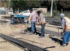  ?? FOTO: CUCA DOMÍNGUEZ ?? l
RESIGNACIÓ­N. Quienes han sido víctimas de robos al salir o entrar de sus turnos ya no oponen resistenci­a, pues ya los han asaltado en al menos una ocasión.