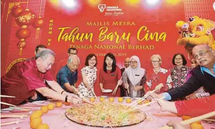  ?? PIC BY MAHZIR MAT ISA ?? Energy, Science, Technology, Environmen­t and Climate Change Minister Yeo Bee Yin (centre), Tenaga Nasional Bhd chairman Tan Sri Leo Moggie (second from left), company officials and guests tossing yee sang at TNB’s Chinese New Year luncheon in Kuala Lumpur yesterday.