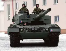  ?? Foto: ČTK ?? Tank z Německa Česká armáda včera slavnostně převzala první tank Leopard za vojenskou pomoc Ukrajině. Další mají následovat.