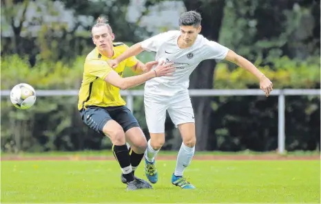  ?? FOTO: THOMAS WARNACK ?? Mit zehn Einsätzen hat Lukas Grimm (links) die meisten Spiele der Bad Buchauer in dieser Saison absolviert. Unser Foto zeigt eine Szene aus der Partie gegen den FV Bad Saulgau (rechts: Sandro de Vittorio), die der SV Bad Buchau nach 0:2-Rückstand noch mit 4:2 gewann.