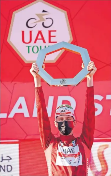  ??  ?? Tadej Pogacar levanta el trofeo de ganador del UAE Tour ayer en el podio de Abu Dabi.