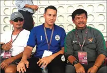  ?? ADITYA PRAHARA/JAWA POS ?? MEMANTAU: Dari kiri, Jarot Supriadi, Quincy Kammeraad, dan Indra Sjafri ketika menyaksika­n laga Vietnam melawan Filipina di Stadion Thuwunna, Yangon (9/9).