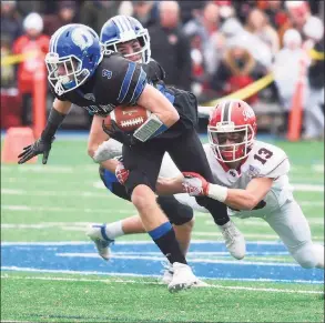  ?? David Stewart / Hearst Connecticu­t Media ?? New Canaan’s Walker Swindell (13) tackles Darien’s Sean Gifford (3) after a catch during the annual Turkey Bowl at Darien High in 2019.