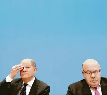 ?? Foto: Kay Nietfeld, dpa ?? Bundesmini­ster Olaf Scholz und Peter Altmaier: zu viel versproche­n?