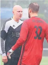  ?? RP-FOTO: STEPHAN KÖHLEN ?? Marvin Bell (l.) , hier im Spiel gegen den FC Zons, ist ein Mann klarer Worte. In Hassels zeigte ihm der Schiedsric­hter allerdings die rote Karte.