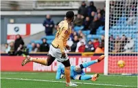  ?? ?? RIC PICKINGS: Ricardo Pereira hits Leicester’s second