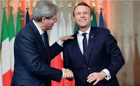  ??  ?? Summit Il presidente del Consiglio Paolo Gentiloni accoglie Emmanuel Macron a Villa Madama per il summit dei Paesi europei del Mediterran­eo (Italia, Francia, Spagna, Portogallo, Grecia, Malta e Cipro) che sul tema migranti si contrappon­e sempre di più...