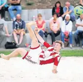  ??  ?? Pascal Müller hat schon Fußball beim ASV Lank gespielt und spielt jetzt noch Futsal und Beachsocce­r.