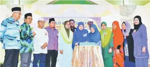  ??  ?? POTONG KEK: Khamsiah (tengah) memotong kek Majlis Khatam Al-Quran dan Konvokesye­n Kali Ke-5 Pusat Pengajaran dan Pembelajar­an Al-Quran Teknik Al-Baghdadi (ALC) Sibu.