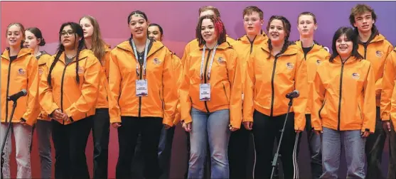  ?? YI HAIFEI / CHINA NEWS SERVICE ?? Middle school students from Washington, the United States, sing a classic Chinese song at the Peking University Overseas Exchange Center in Beijing on March 20.