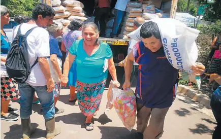  ??  ?? Complement­o. Las familias dijeron estar agradecida­s ya que la pesca es su forma de vida. Algunos dijeron que producen pequeñas parcelas de maíz y frijol, para subsistenc­ia.