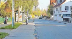  ?? FOTO: GERD MÄGERLE ?? Der Radweg an der linken Straßensei­te in der Birkendorf­er Straße darf in beiden Richtungen befahren werden. Die Stadt hält dies für keine gute Lösung. Eine Entscheidu­ng wurde nun aber vertagt.