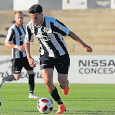  ?? ERASMO FENOY ?? Ahmed avanza con el balón durante el Balona-Villanoven­se del pasado domingo.