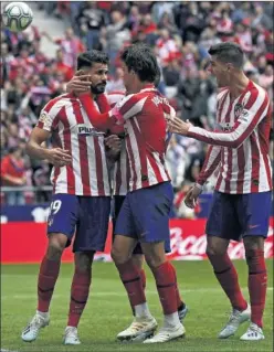  ??  ?? Diego Costa, João Félix y Morata celebran un gol del Atlético este año.