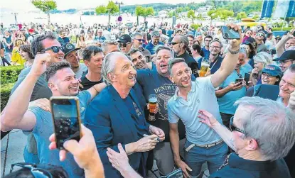  ?? ?? Bad in der Menge: Krüger umringt von unzähligen Fans, die das Supernasen-Fest säumten