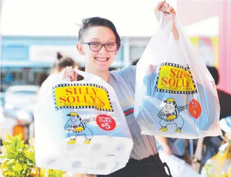  ?? Picture: ZAK SIMMONDS ?? LOADING UP: Myckala Penney, 21, of Annandale, was one of hundreds to shop at Silly Solly’s at Domain Central.